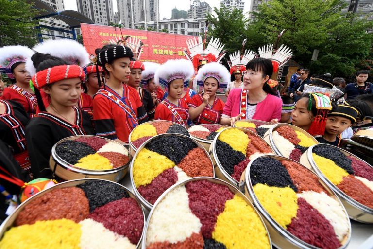 【圖輯】廣西五色糯米飯 台灣師生熱捧