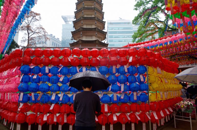 南韓也過佛誕節 曹溪寺雨中遊園熱鬧
