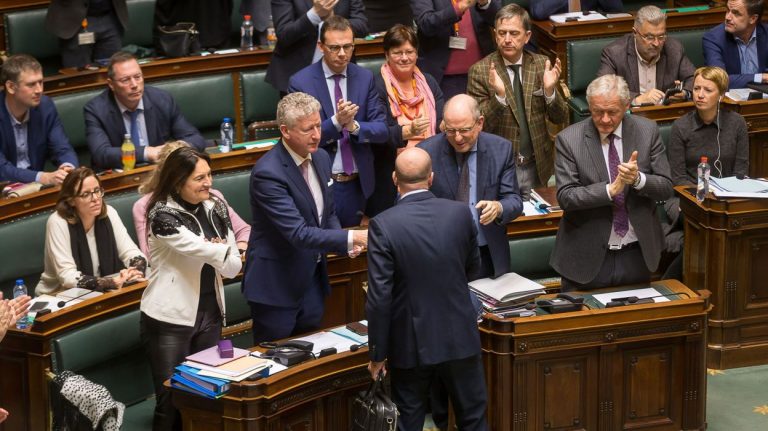 比利时首相辞职，政府何去何从？