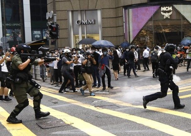 網民今日號召多區堵路 警方至今於多區共拘捕約300人