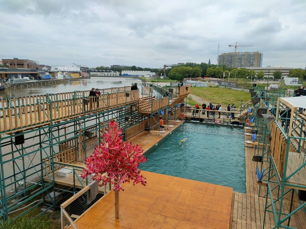 【该不该设立穆斯林专场】首都露天泳池引发政治