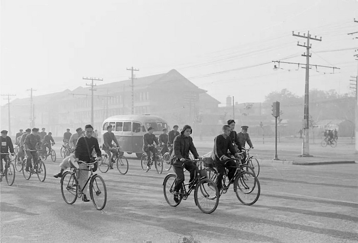上世紀50年代,人們在北京騎車上班