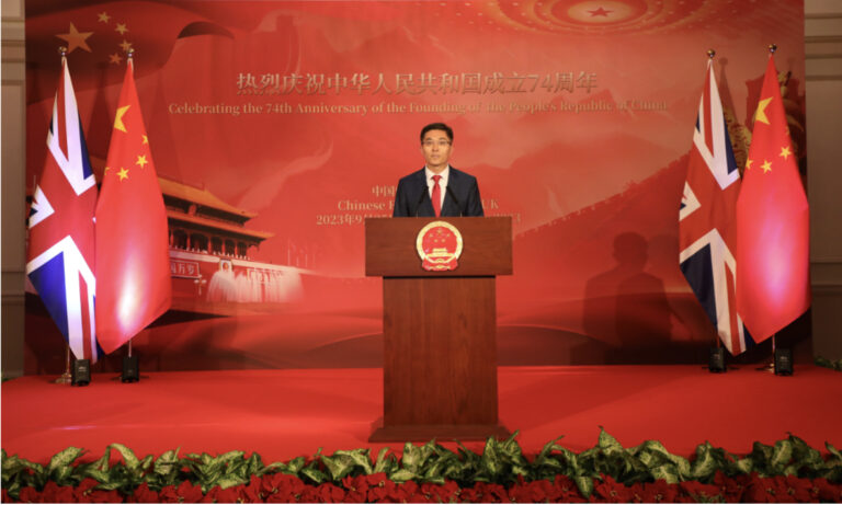 驻英国使馆临时代办杨晓光在庆祝中华人民共和国成立74周年招待会上的讲话
