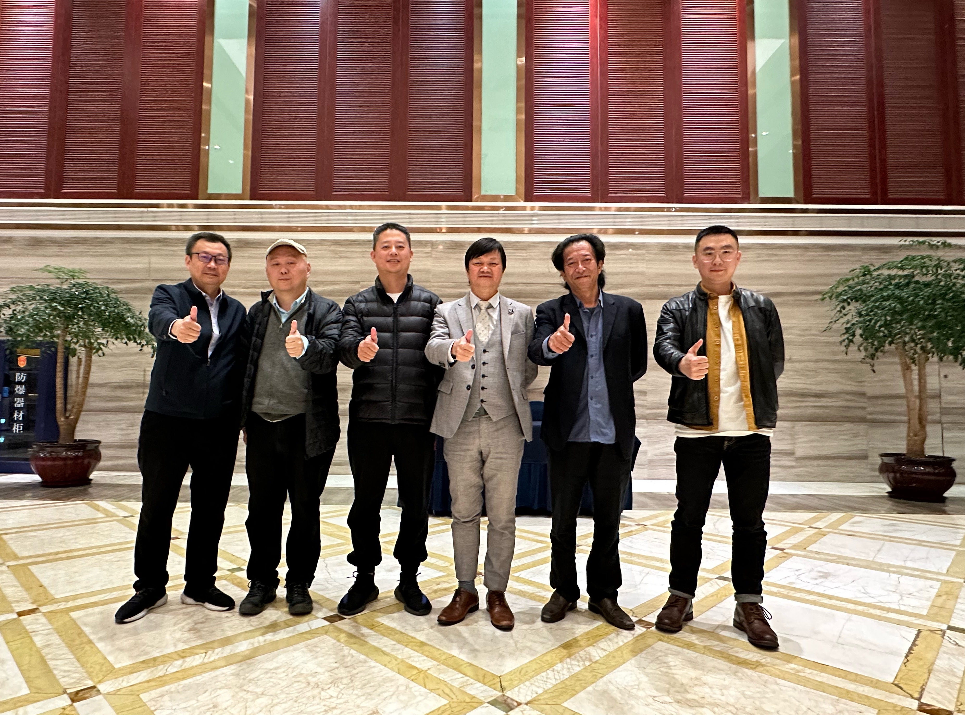 曾曉輝（左4）與友人在杭州合影