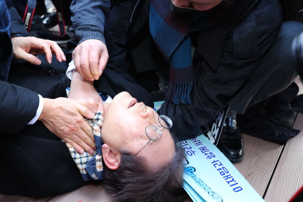 韓國最大在野黨共同民主黨黨魁李在明2日在釜山參加活動時遇襲，導致頸部受傷，流血倒地，身旁人員緊急救治。（韓聯社）.jpg